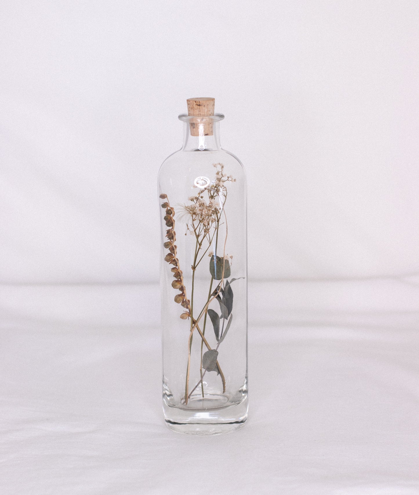 Droogbloemen in glazen fles
