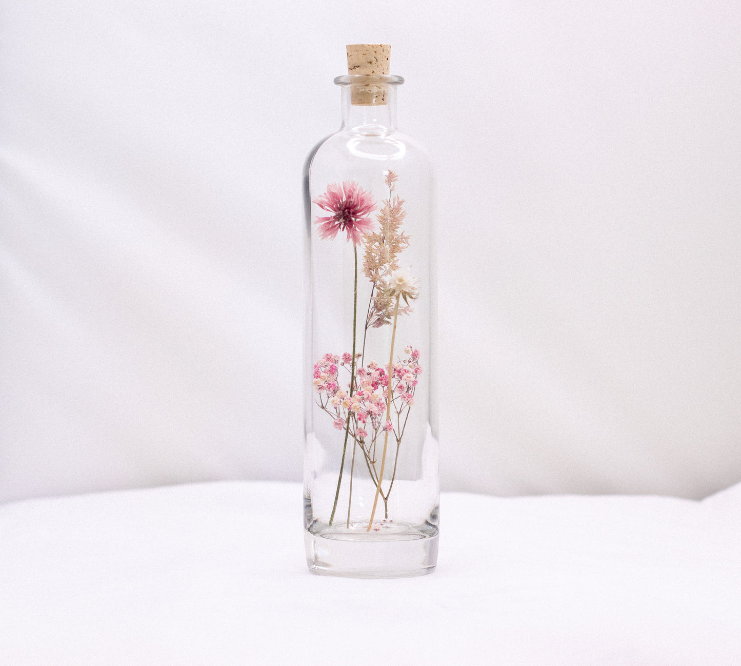 Droogbloemen in glazen fles